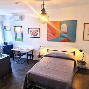 Cecilia House , Roma Italia